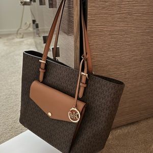 Michael Kors Medium Jet Set Front Pocket Tote